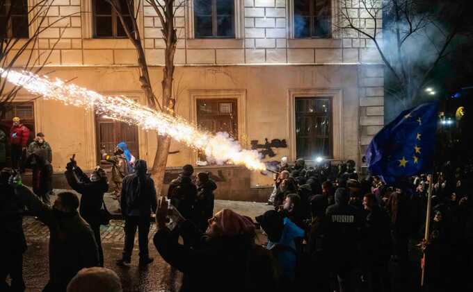 В Тбилиси возобновились стычки между протестующими и полицией