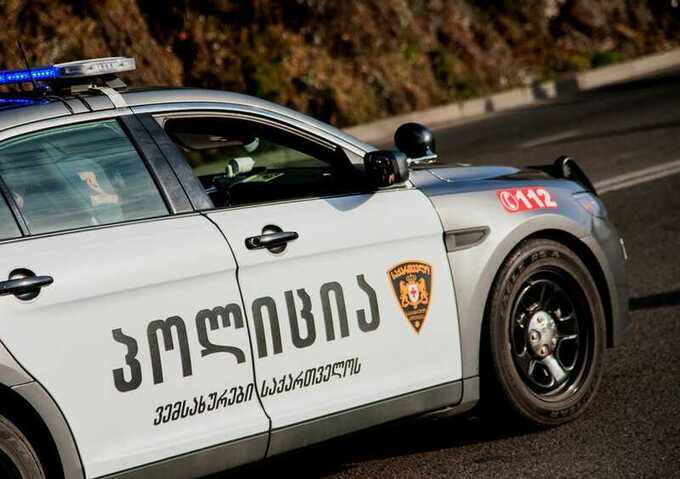 В Грузии суд приговорил россиянина за повреждение полицейского автомобиля