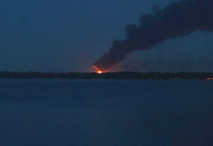 В Энгельсе не могут потушить пожар на нефтебазе почти сутки после удара дронов