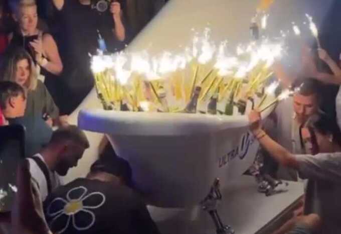 В Одессе наполнили бассейн элитным шампанским на выступлении Верки Сердючки