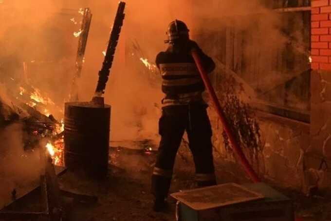 В московской Щербинке вспыхнул пожар в букмекерской конторе и складских помещениях