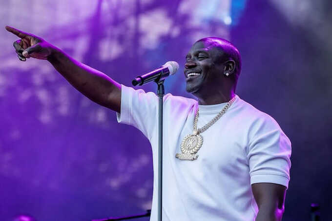 Рэпер Akon набросился на охранника во время концерта в Сочи