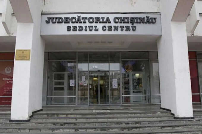 В суде Кишинева мужчина напал на судью и ударил его газовым ключом