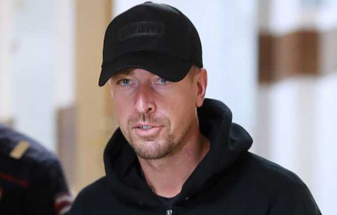 Тверской суд Москвы заочно арестовал блогера Алекса Лесли